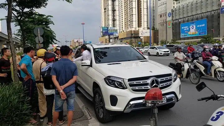 Người Vi Phạm Cù Nhầy Cố Thủ Trong Ô Tô, Xử Lý Sao? - Ảnh 1.