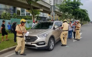 Đã Làm Việc Với Hai Tài Xế Bỏ Ôtô Vi Phạm Trên Xa Lộ Hà Nội