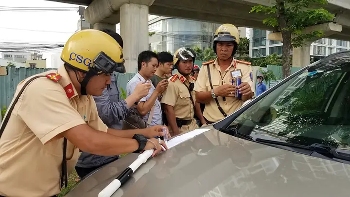 Người Vi Phạm Cù Nhầy Cố Thủ Trong Ô Tô, Xử Lý Sao? - Ảnh 2.