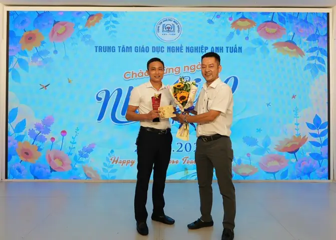 Thầy Phan Anh Tuấn, Phó Giám Đốc Trung Tâm Giáo Dục Nghề Nghiệp Anh Tuấn (người Đứng Bên Phải) Trao Chứng Chỉ Tốt Nghiệp Nghề Cho Học Viên.