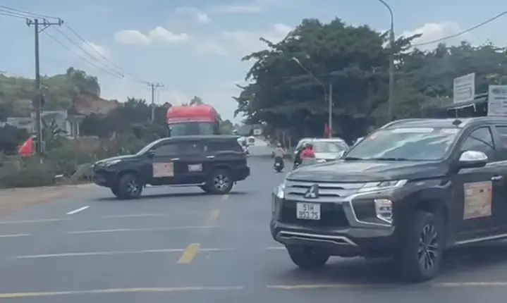 Xe Ô Tô Án Ngữ Tuyến Quốc Lộ, Buộc Các Phương Tiện Khác Phải Dừng Lại Nhường Đường.