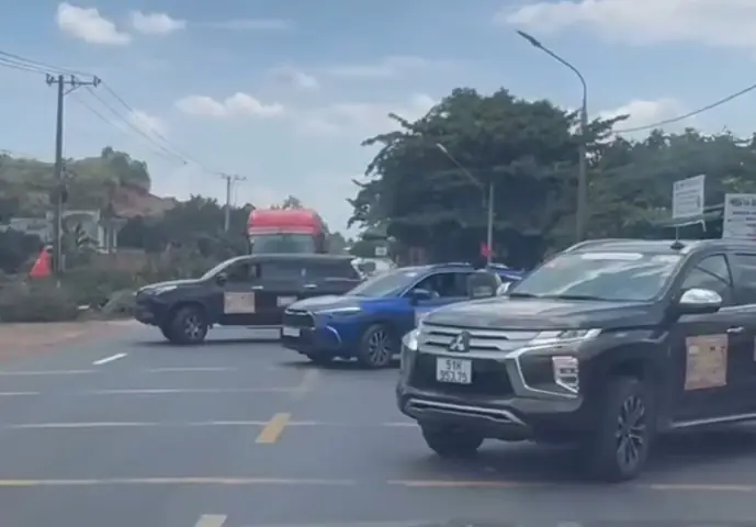 Xe Ô Tô Dừng So Le, Chắn Cả Hai Chiều Quốc Lộ 20 “dẹp Đường” Cho Đoàn Xe Doanh Nhân.