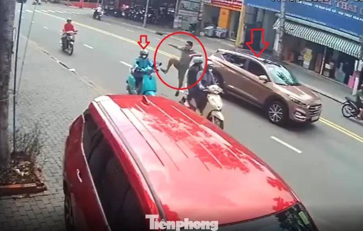 Tài Xế Ô Tô Dùng Chân Đạp Vào Xe Máy Đang Chạy Trên Đường (ảnh: Cắt Từ Clip) Tài Xế Ô Tô Dùng Chân Đạp Vào Xe Máy Đang Chạy Trên Đường (ảnh: Cắt Từ Clip)