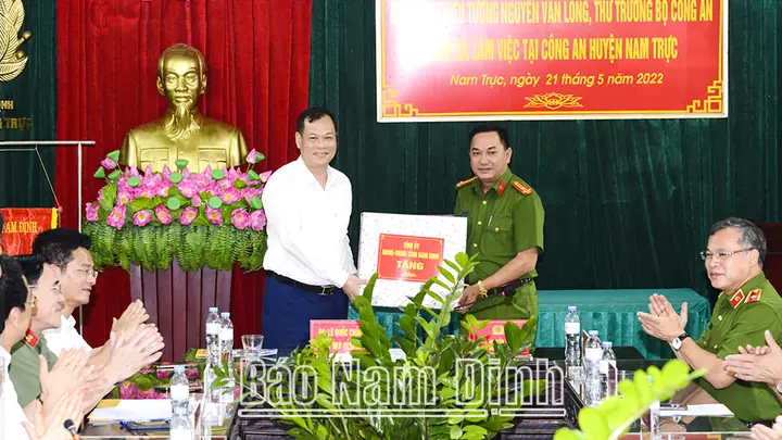 Đồng Chí Lê Quốc Chỉnh, Phó Bí Thư Thường Trực Tỉnh Uỷ, Chủ Tịch Hđnd Tỉnh, Trưởng Đoàn Đoàn Đại Biểu Quốc Hội Tặng Quà, Động Viên Công An Huyện Nam Trực.