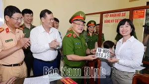 Các Đồng Chí: Thiếu Tướng Nguyễn Văn Long, Thứ Trưởng Bộ Công An; Lê Quốc Chỉnh, Phó Bí Thư Thường Trực Tỉnh Ủy, Chủ Tịch Hđnd Tỉnh, Trưởng Đoàn Đoàn Đại Biểu Quốc Hội Tỉnh Chúc Mừng Những Công Dân Đầu Tiên Đăng Ký Xe Thành Công Tại Công An Xã Nam Thanh (nam Trực).