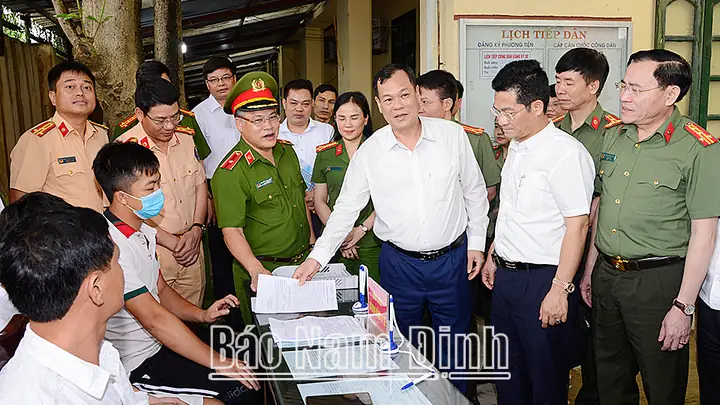 Thiếu Tướng Nguyễn Văn Long, Thứ Trưởng Bộ Công An Và Đồng Chí Lê Quốc Chỉnh, Phó Bí Thư Thường Trực Tỉnh Ủy, Chủ Tịch Hđnd Tỉnh, Trưởng Đoàn Đoàn Đại Biểu Quốc Hội Tỉnh Kiểm Tra Công Tác Đăng Ký Xe Tại Công An Huyện Nam Trực.