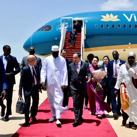 Chủ Tịch Quốc Hội Cộng H&ograve;a Senegal El Malick Ndiaye Ra Ch&acirc;n Cầu Thang M&aacute;y Bay Ch&agrave;o Đ&oacute;n Chủ Tịch Quốc Hội Trần Thanh Mẫn C&ugrave;ng Phu Nh&acirc;n Nguyễn Thị Thanh Nga V&agrave; Đo&agrave;n Đại Biểu Cấp Cao Việt Nam.