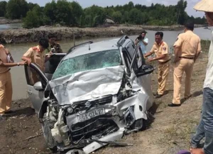 Tài Xế Ôtô 16 Chỗ Được Cho Đã Tránh Xe Lu Trên Đường Hồ Chí Minh (tuyến Qua Cà Mau) Nên Tông Vào Chiếc Xe 7 Chỗ Chạy Chiều Ngược Lại Khiến 11 Người Thương Vong.