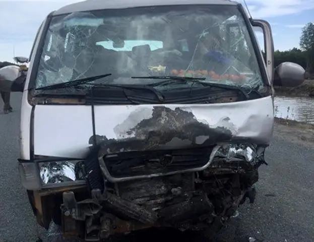 Tài Xế Ôtô 16 Chỗ Được Cho Đã Tránh Xe Lu Trên Đường Hồ Chí Minh (tuyến Qua Cà Mau) Nên Tông Vào Chiếc Xe 7 Chỗ Chạy Chiều Ngược Lại Khiến 11 Người Thương Vong.