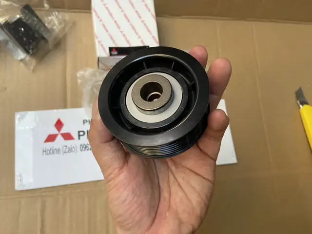 Puly Trục Trung Gian Máy Phát Xe Mitsubishi Pajero Ngân Hàng, V73, V93