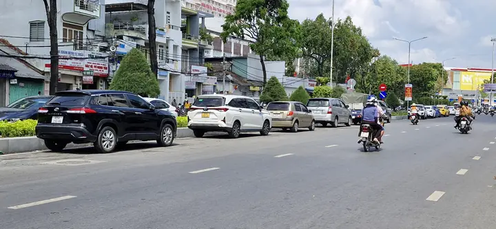 Đậu Xe Tràn Lan Dưới Lòng Đường Khu Trung Tâm Cần Thơ - Ảnh 1.
