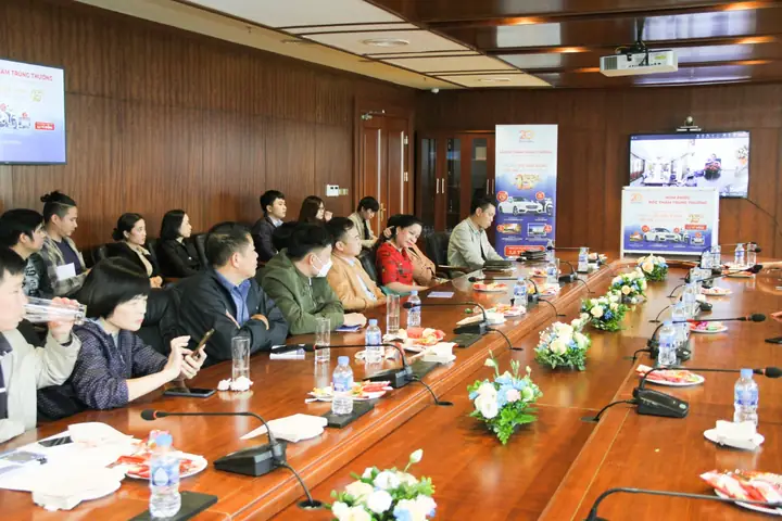 Eurowindow Tổ Chức Bốc Thăm Khách Hàng May Mắn Trúng Thưởng Ô Tô Mercedes C200