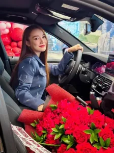 Nhân Dịp Sinh Nhật Tuổi 33, Diễn Viên Nhã Phương Được Chồng Tặng Xe Hơi Hạng Sang Làm Quà.