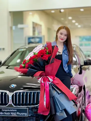 Nhã Phương Gây Sốt Khi Check-in Nhận Xe Hơi Tiền Tỷ. Nhã Phương Gây Sốt Khi Check-in Nhận Xe Hơi Tiền Tỷ.