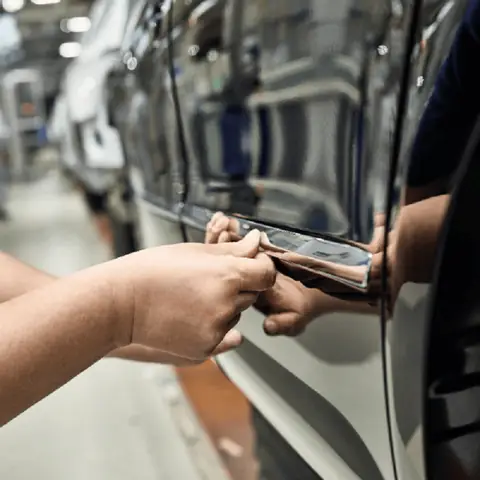 Tại Sao Cần Tẩy Vết Keo Dán Trên Xe Ô Tô?