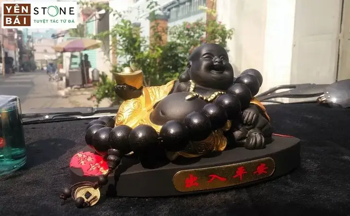 Làm Lễ Khai Quang Trước Khi Đặt Tượng Trên Xe