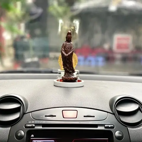 Đặt Tượng Phật Trên Xe Ô Tô Có Ý Nghĩa Gì?