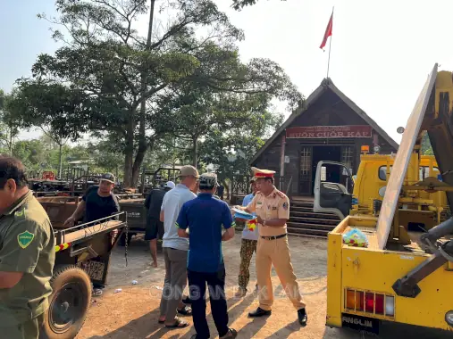 Tuyê N Thơ Da N Decal Xe Ô Tô