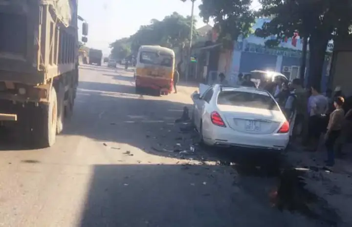 Ô Tô Mercedes Nát Bét Đầu Sau Va Chạm Với Xe Buýt
