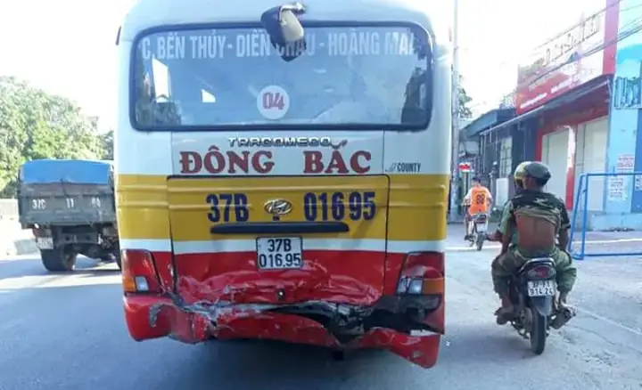 Ô Tô Mercedes Nát Bét Đầu Sau Va Chạm Với Xe Buýt