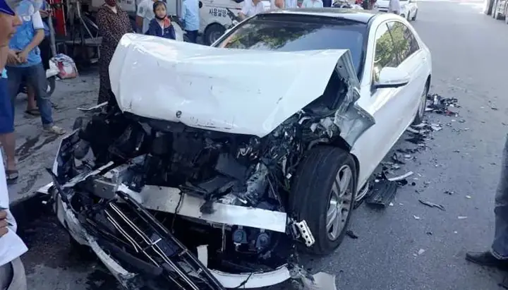 Ô Tô Mercedes Nát Bét Đầu Sau Va Chạm Với Xe Buýt