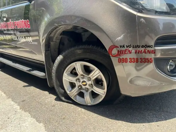 Câu Hỏi Đặt Ra: Tại Sao Bạn Nên Lựa Chọn Dịch Vụ Vá Xe Lưu Động Thay Vì Tự Xử Lý?