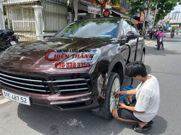 Vá Vỏ Ô Tô Lưu Động Quận 2 - Dịch Vụ Tiện Lợi Giúp Bạn An Tâm Trên Mọi Nẻo Đường.
