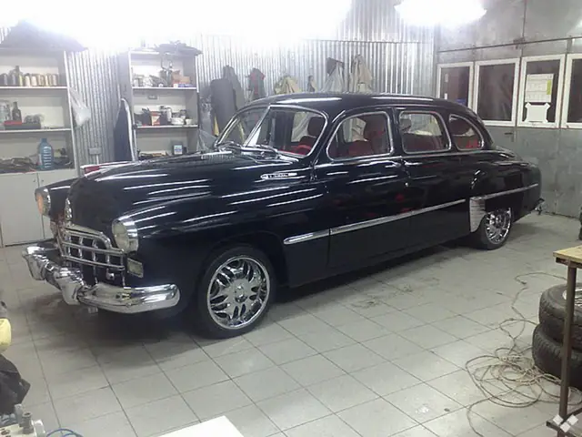 Chiếc Gaz-12 Zim Được Chế Từ Bmw 7-series Thế Hệ E32