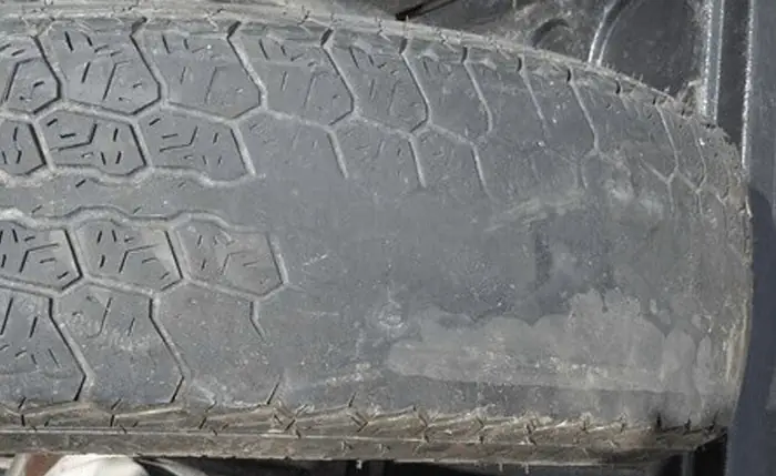 Lốp Xe Ô Tô Bị Mòn Từng Vệt