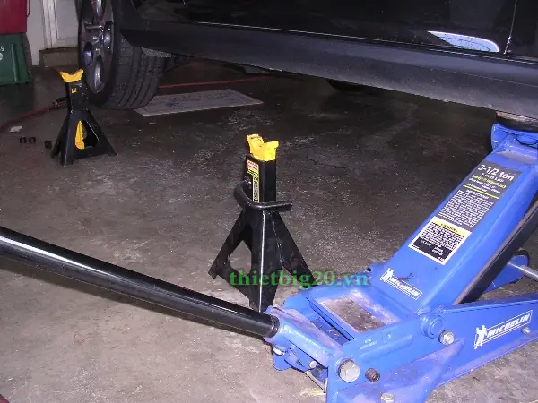 Ví Dụ Cụ Thể Về Nâng Xe Bằng Kích Và Đặt Mễ Kê