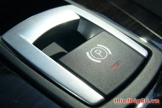 Sử Dụng Phanh Tay Như Thế Nào Để An Toàn?