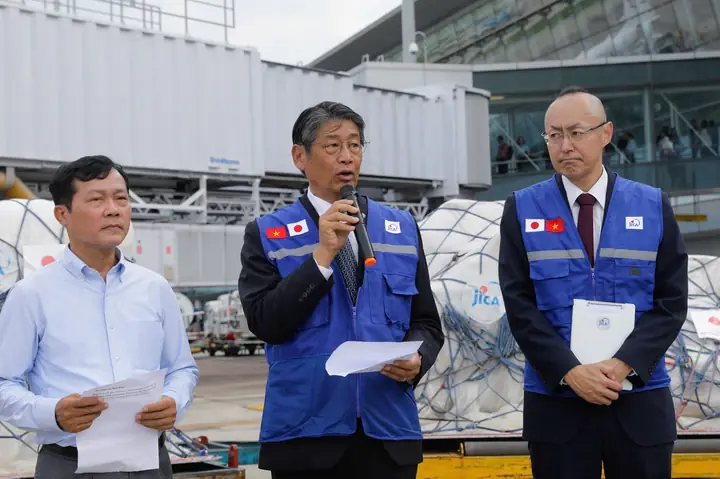 Vho - Nhật Bản Viện Trợ Khẩn Cấp Giúp Việt Nam Khắc Phục Hậu Quả Bão Lũ, Hỗ Trợ Thiết Bị Lọc Nước, Chăn, Tấm Nhựa, Can Nhựa Đến Các Vùng Thiệt Hại Nặng.