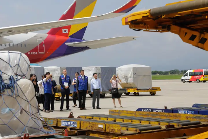 Vho - Nhật Bản Viện Trợ Khẩn Cấp Giúp Việt Nam Khắc Phục Hậu Quả Bão Lũ, Hỗ Trợ Thiết Bị Lọc Nước, Chăn, Tấm Nhựa, Can Nhựa Đến Các Vùng Thiệt Hại Nặng.