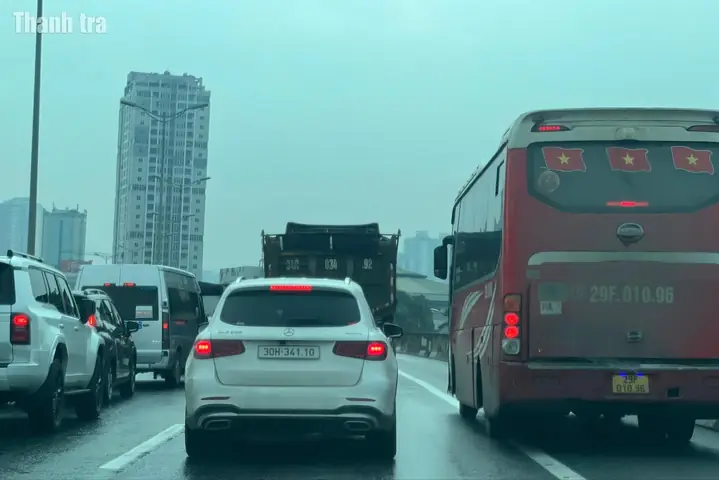 “ngắm” Xe Ô Tô Vô Tư Đi Vào Làn Dừng Khẩn Cấp