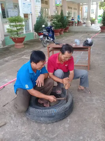 Vỏ Xe Ô Tô Cũ Làm Vườn Trồng Hoa