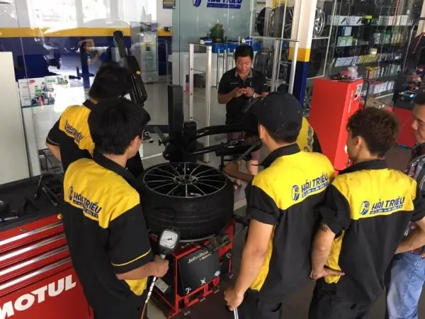 Vỏ Xe Ô Tô Chất Lượng: Nền Tảng Chuyên Môn Từ Hải Triều Tuyển Dụng