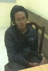 Khoi To Thanh Nien Vac Ma Tau Chem Guong Oto Anh 1