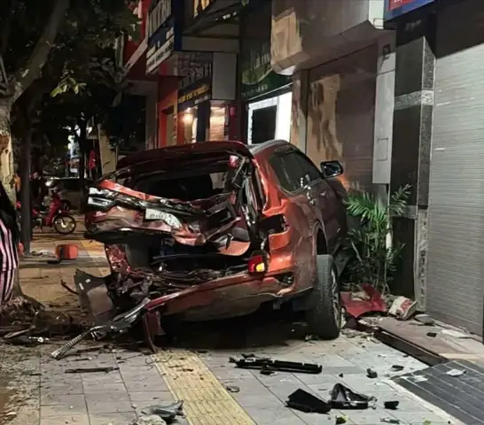 Tai Nạn Giao Thông Mới Nhất 22/10/2025: Người Đi Xe Máy Bị Hất Văng Lên Vỉa Hè Tử Vong