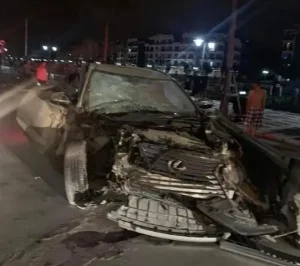 Chiếc Xe Lexus Nát Đầu Sau Cú Đâm Mạnh