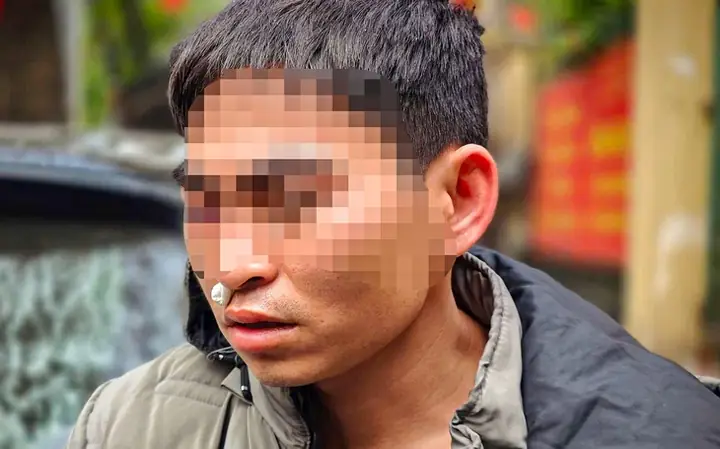 Khởi Tố Vụ Án, Tạm Giữ Hình Sự Tài Xế Xe Lexus Ấm Đá Vào Mặt Nam Shipper - Ảnh 2.