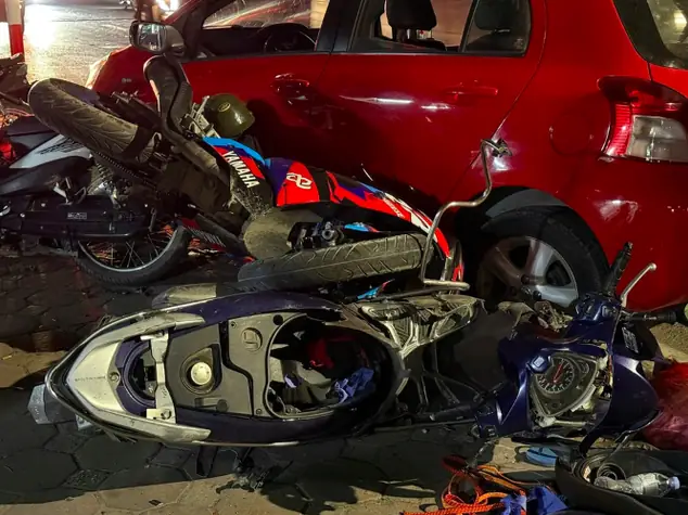 Vụ "xe Điên" Tông Hàng Loạt Xe Máy: Người Điều Khiển Ô Tô Là Trưởng Công An Xã- Ảnh 1. Vụ "xe Điên" Tông Hàng Loạt Xe Máy: Người Điều Khiển Ô Tô Là Trưởng Công An Xã- Ảnh 1.