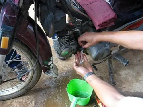 Xăng Xe Ô Tô Bị Nước Vào: Dấu Hiệu, Tác Hại Và Cách Xử Lý