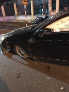 Chiếc Ô Tô Mercedes-benz Bị Hư Hỏng Sau Vụ Tai Nạn