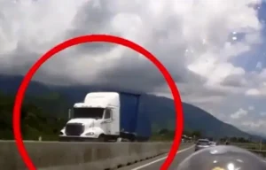 Tránh Ô Tô Con, Xe Container Mất Lái Lật Đè Lên Dải Phân Cách - Ảnh 1.