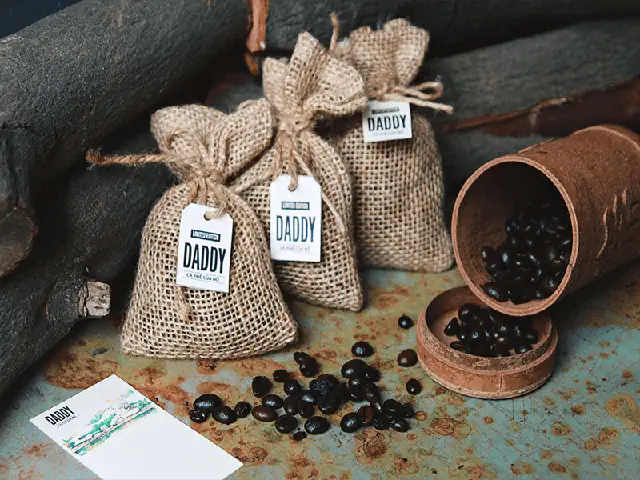 2. Sử Dụng Hạt Cà Phê Rang Hoặc Túi Cà Phê.