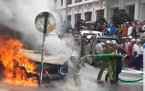 >>xe Hút Bể Phốt 'cứu' Ôtô 16 Chỗ Bốc Cháy Dữ Dội Ở Sapa >>xe Hút Bể Phốt 'cứu' Ôtô 16 Chỗ Bốc Cháy Dữ Dội Ở Sapa