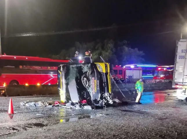 Xe Tải Chở Gas Lật Đè Xe Máy Sau Va Chạm, 1 Người Bị Thương Nặng Xe Tải Chở Gas Lật Đè Xe Máy Sau Va Chạm, 1 Người Bị Thương Nặng