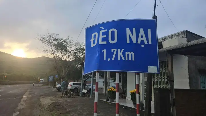 Xe Tải Chở Gas Lật Đè Xe Máy Sau Va Chạm, 1 Người Bị Thương Nặng Xe Tải Chở Gas Lật Đè Xe Máy Sau Va Chạm, 1 Người Bị Thương Nặng