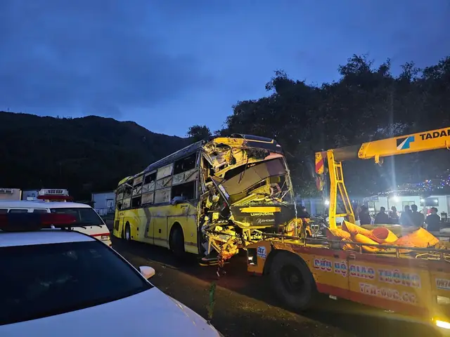 Xe Tải Chở Gas Lật Đè Xe Máy Sau Va Chạm, 1 Người Bị Thương Nặng