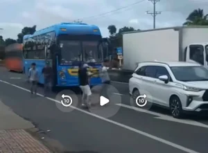 Người Trên Xe Khách Và Ô Tô Dừng Phương Tiện Giữa Quốc Lộ 1 Ở Cà Mau "nói Chuyện" - Ảnh 1.